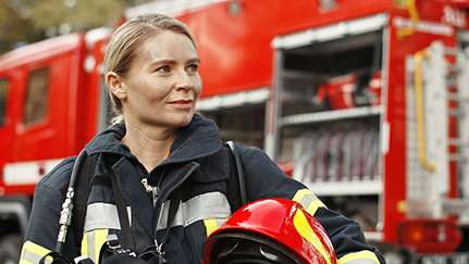 Bomberos alejándose de un camión de bomberos