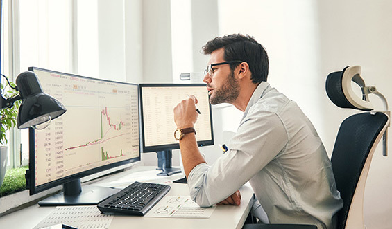 A man analyzes the market on his computer.